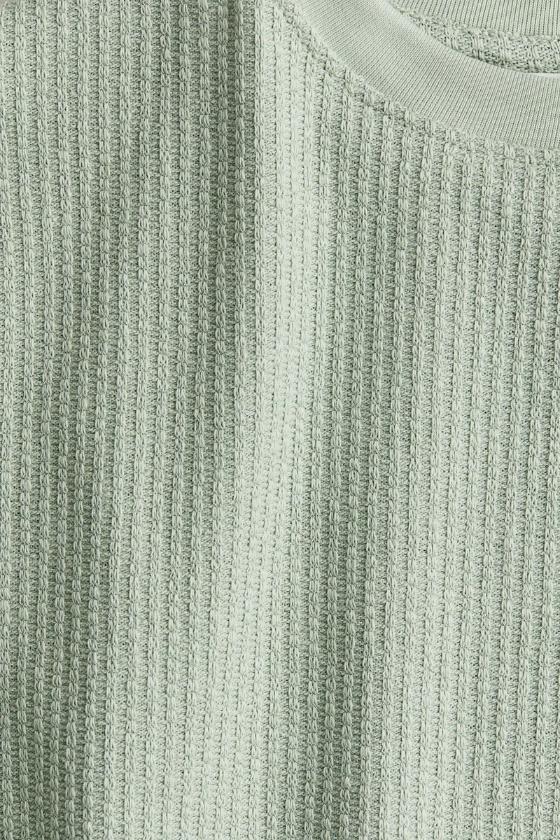 اتش اند ام تي-شيرت محبوك بملمس بارز